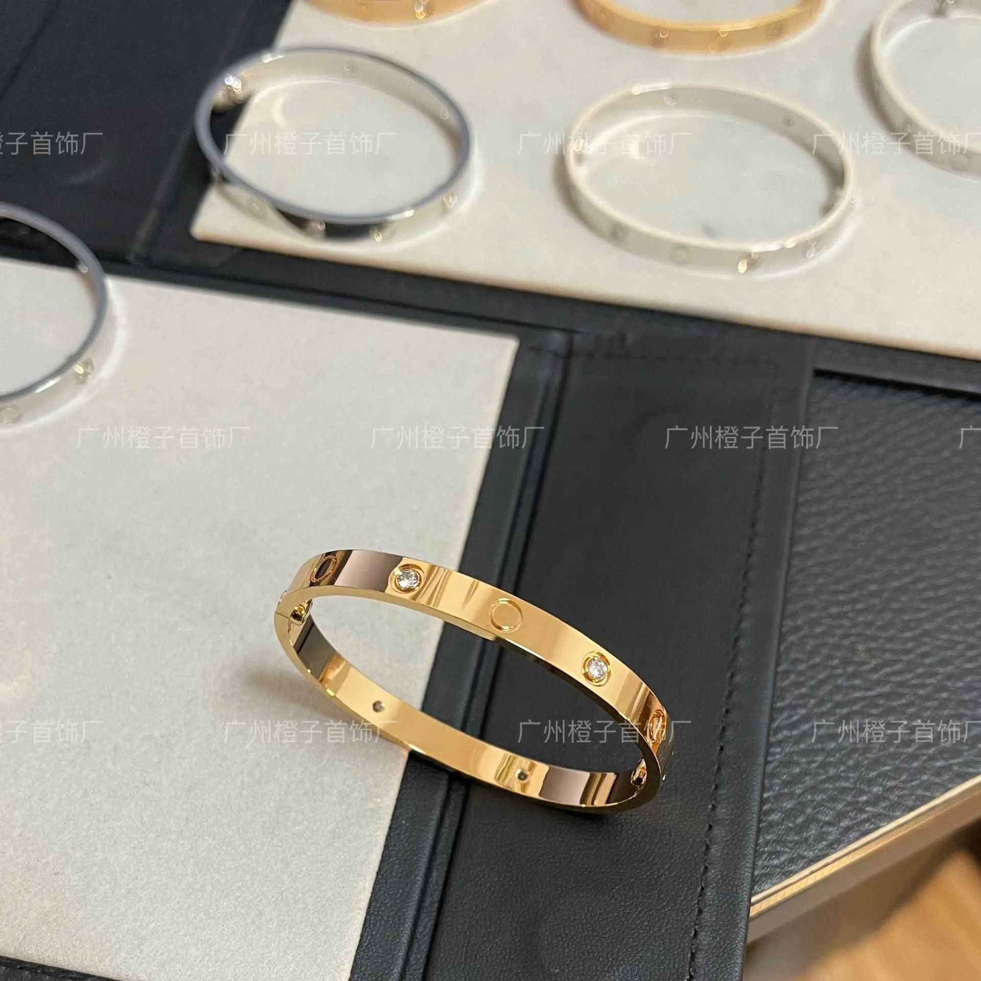 Designer C-Arter Armband Edition CNC Precision V Gold Card Home Thread Wide Four Diamond Love Simple and Advanced Par Eternal O0R3