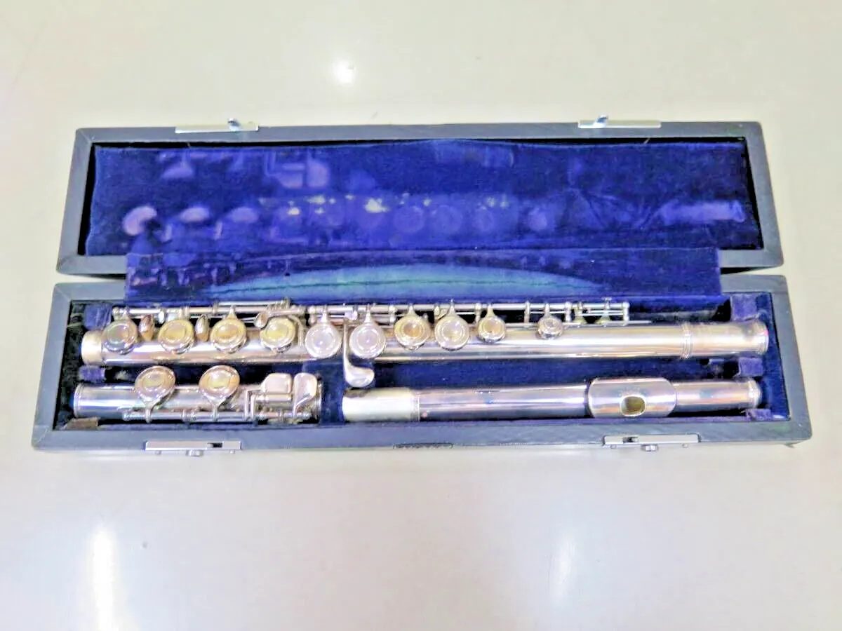 Flauta YFL-43 instrumento musical prateado com estojo rígido