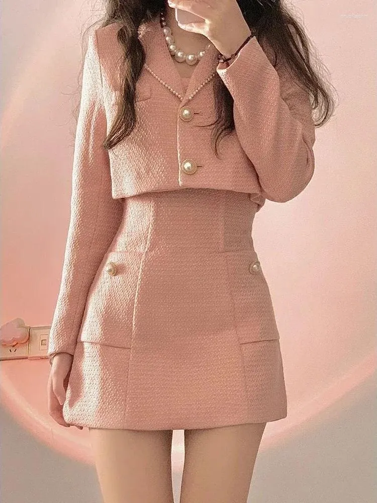 Arbetsklänningar Autumn Pink Elegant Two Piece Set Women Korean Style Balzer Coat Strap Mini Dress Kvinnlig solid Slim Designer 2024