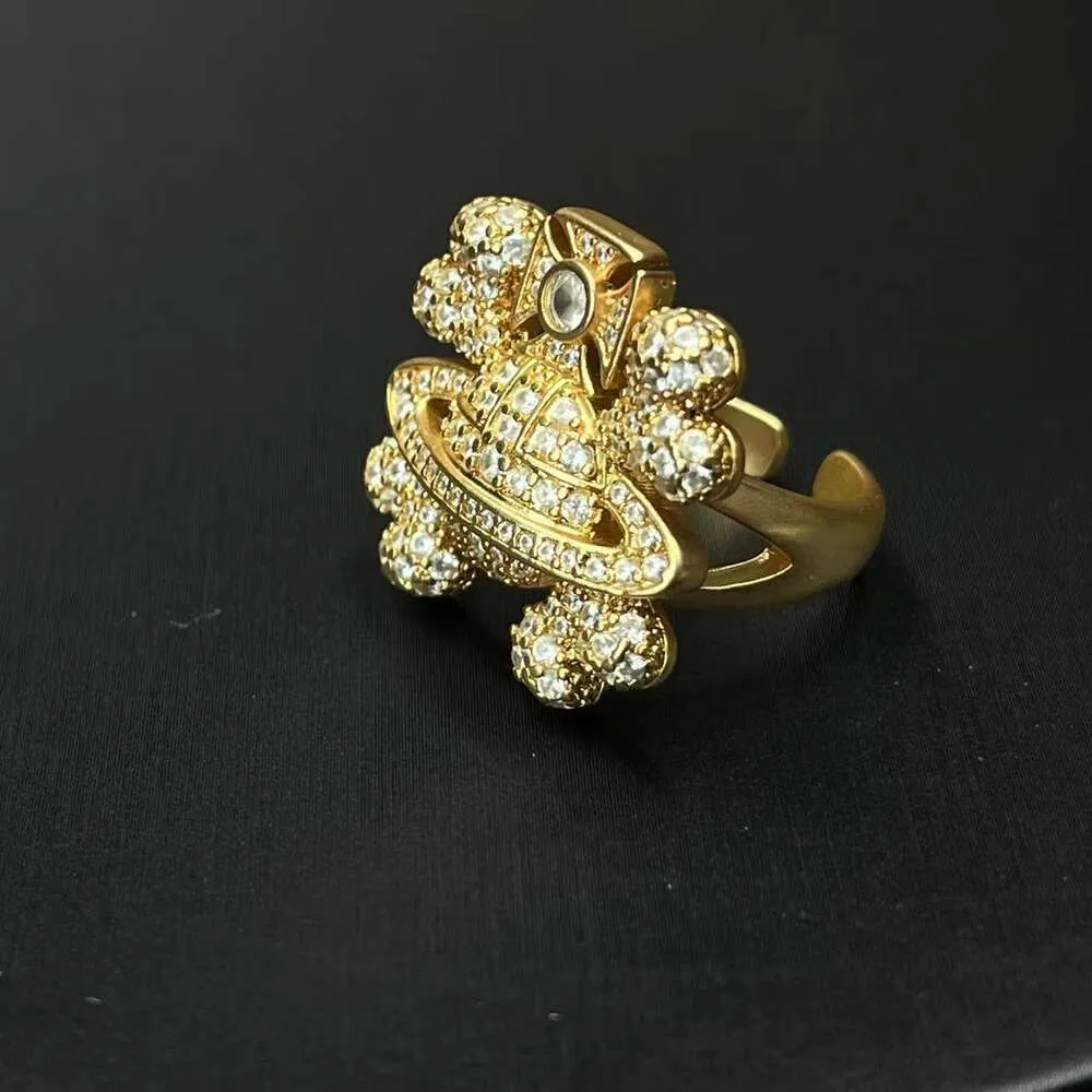 Viviennes Westwoods Medeltiden öppnar sina fulla diamantringar Ljus lyxig guldpläterad skalle standardring