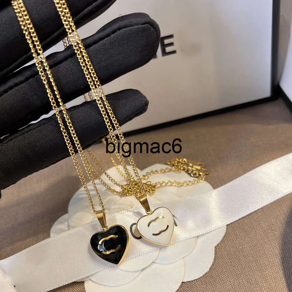Ahorra a lo Grande en Compras al por Mayor de Collares De Diseñador De Lujo  Collar Largo Colgante De Corazón Para Mujeres Cadena De Oro Chapada De Oro 