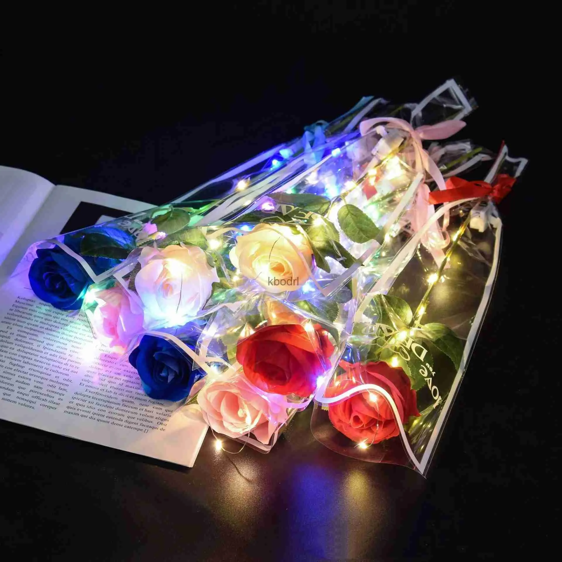 Faux Floral Verdure 1 pcs Led Light Up Roses Rougeoyantes Bouquet De Fleurs Rouges Led Flash De Poche Saint Valentin Glow Party Décoration De Mariage YQ240125