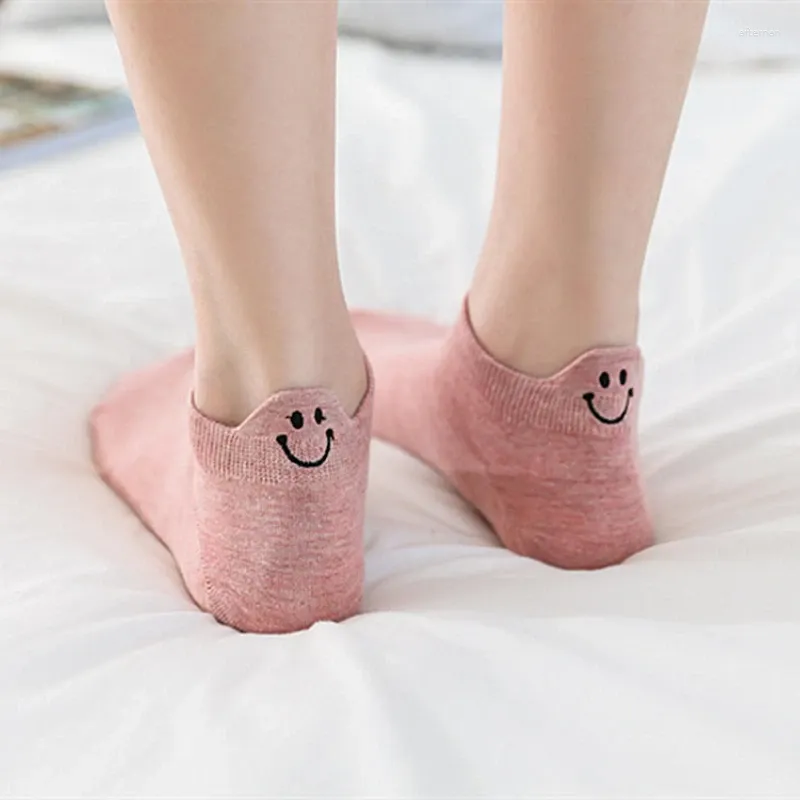 Kvinnors strumpor 1 par mycket mode 2024 Spring Cotton Novely Girls Cute Smile Brodery Casual Funny Ankle