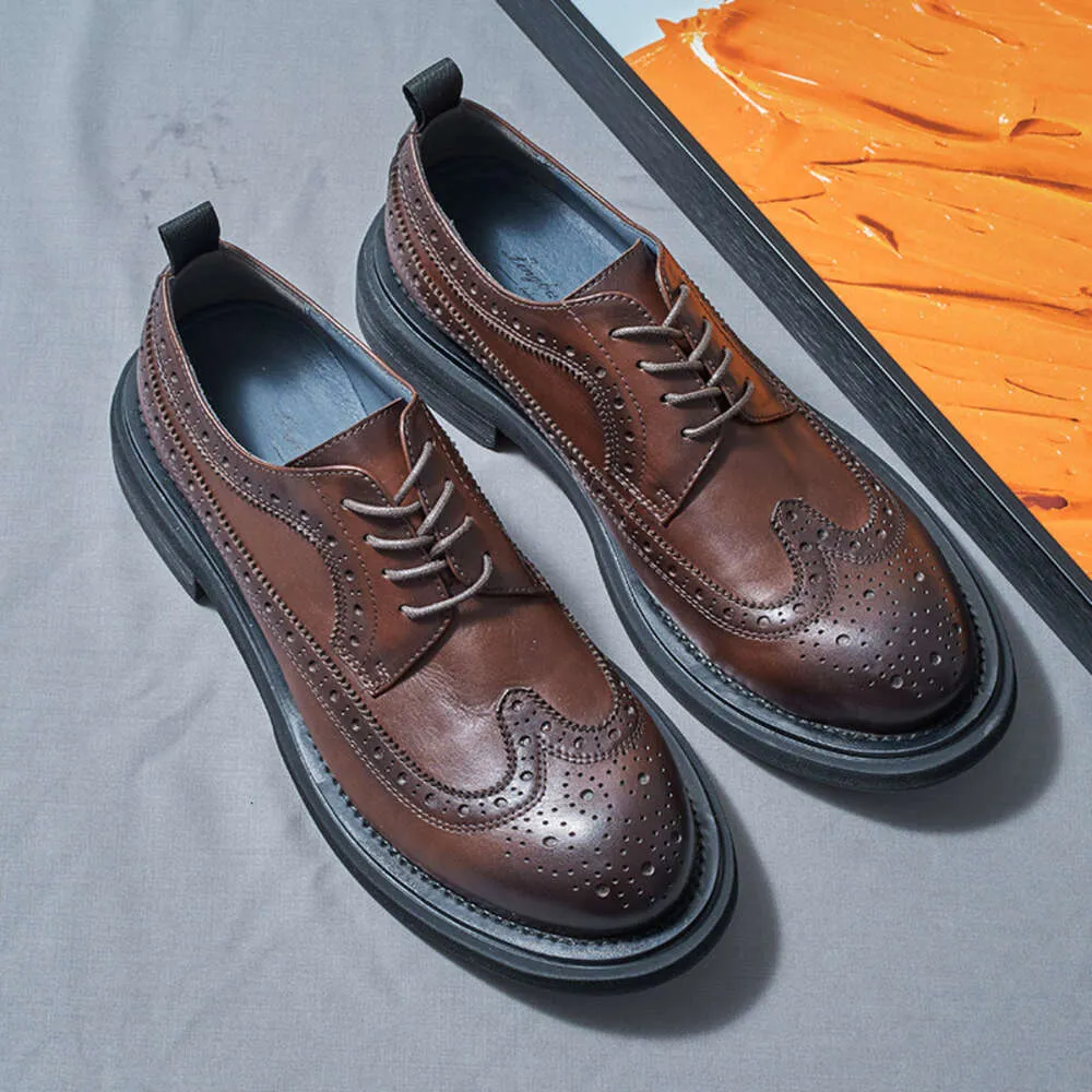 Italiaanse heren formele lederen 2023 nieuwe stijl ontwerper handgemaakte mode brogues bruiloft zakelijke schoenen man