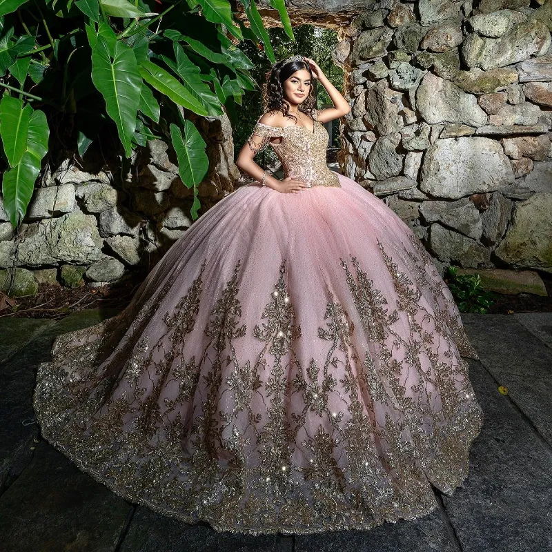 Pink Glittered Off the Shoulder QuinCeanera Dress 2024 Gold Applique Lace Beading Vestidos Prom Vestidos de Baile klänning Sweet 15 16