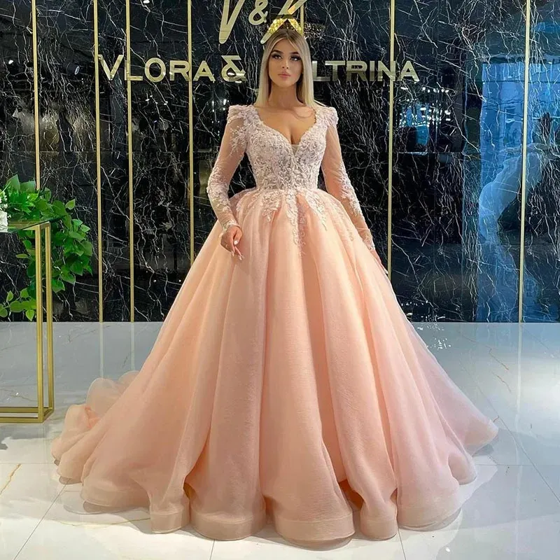 Ny designer rosa långa ärmar kvällstävlingsklänning för kvinnor sexiga v hals långa ärmar arabiska prom formella klänningar spetsar applikationer mantel de soiree