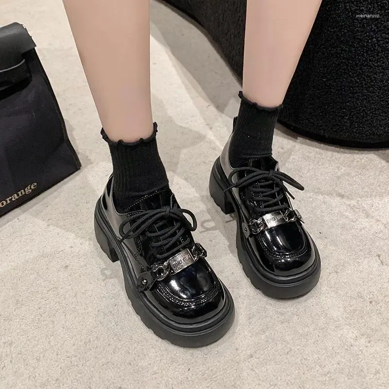 Chaussures habillées version coréenne semelle épaisse rehaussant le cuir nain pour les femmes 2024 rétro style britannique polyvalent noir à lacets