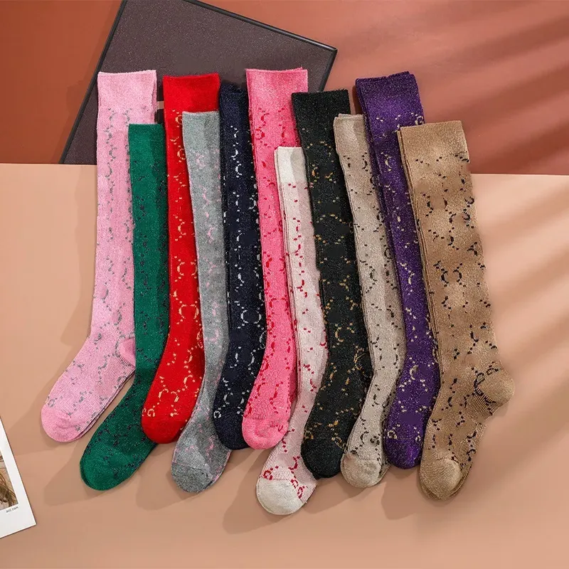 Frauen Marke Socke Mode Elegante Hip Hop Bein Socken für Mädchen Dame Kniehohe Design Voll Brief Drucken Strumpf Streetwear