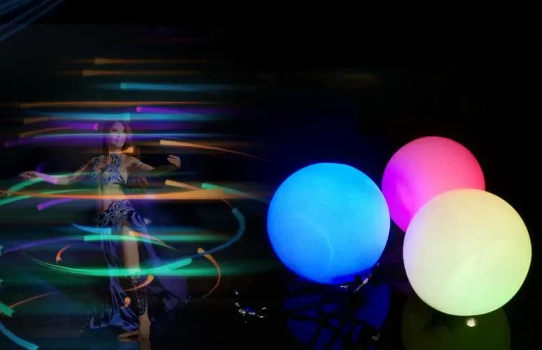 POI LED Luminous Throw Balls Diameter 8cm for Belly Dance Stage Performance Talent Show Hand Props Gradient Change Color SN2693