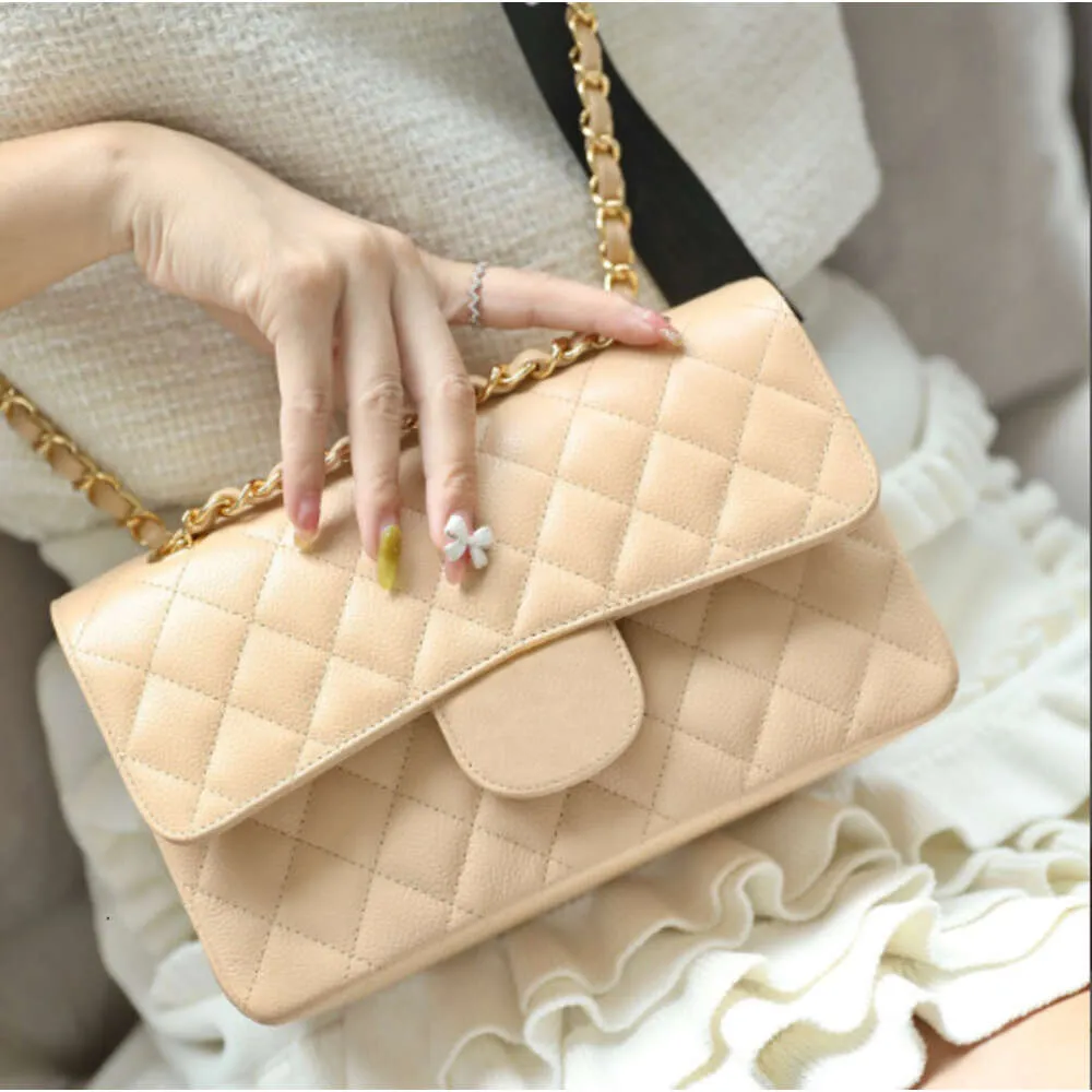 A lady's shop purse