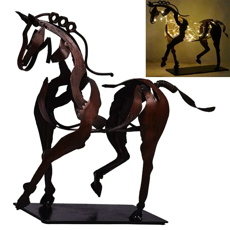 Hem Handicrafts Metal Horse Staty med LED -ljus dekoration Retro Rustik OpenWork Figur Kontorsskulptur Gift 240123