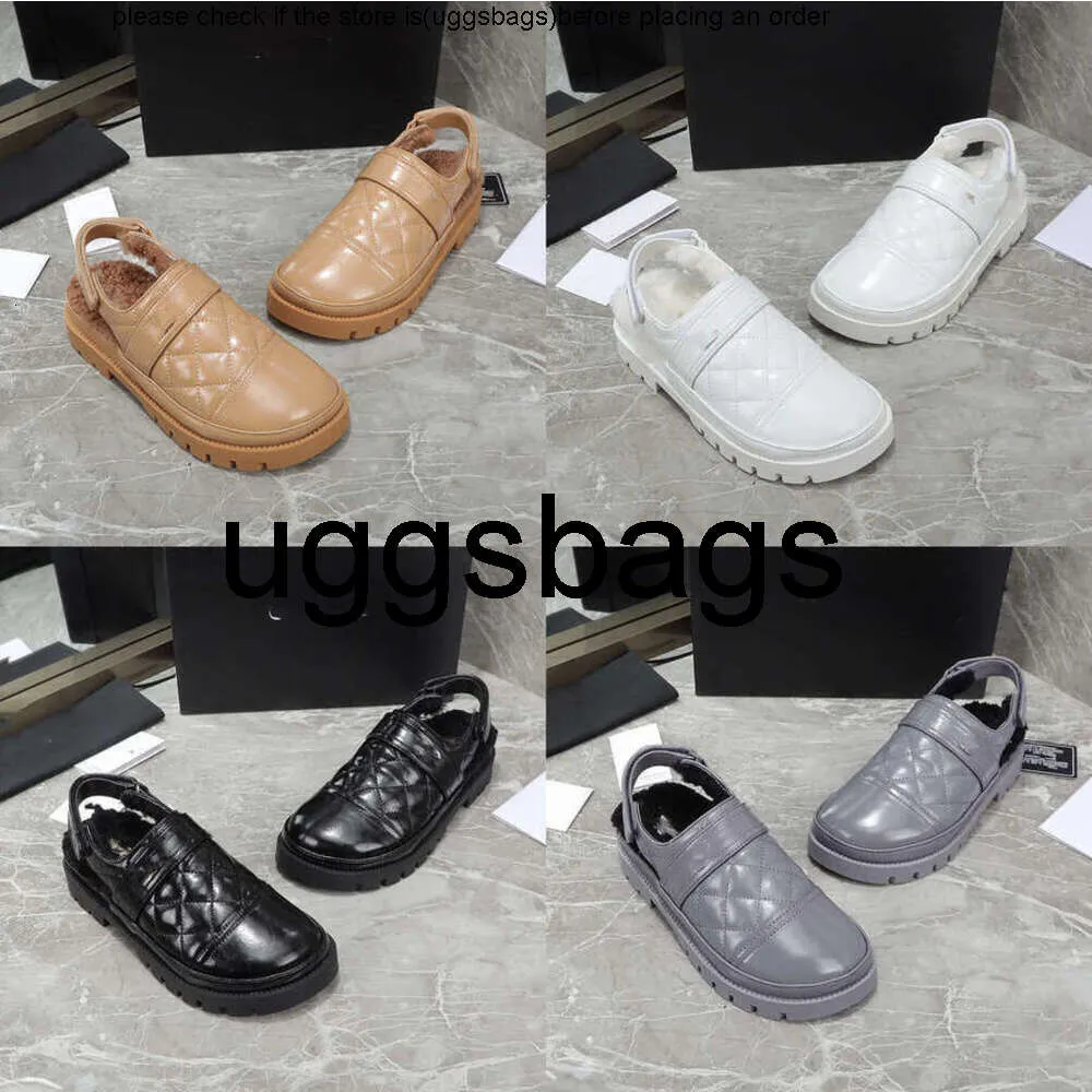 Hochwertige Chanelity Paris Luxusfell Designer Sandalenschuhe C ineinandergreifende Kristallfrauen Slingback Clog Pantoffeln gesteppt Wollscharling Pelzige warme Sandalen verschwommen