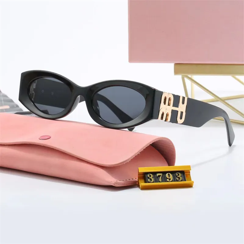 Diseñador para mujer para hombre Sunmmer Beach Protección UV Moda Gafas de sol Carta Casual Retro Anteojos Metal Marco completo con caja