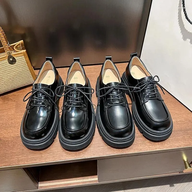 Klänningskor Fyra-säsongskvinnor loafers äkta läderplattform snörning högklackad svart brittisk stil liten
