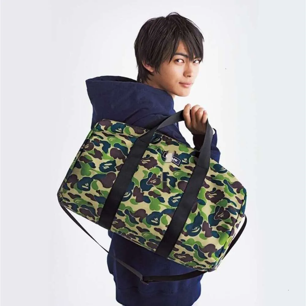 24SS Designer Ape Bag Nieuwe Japanse legergroene camouflage Super grote capaciteit waterdichte reistas Fitness reizen Multifunctionele cilindertas Shark