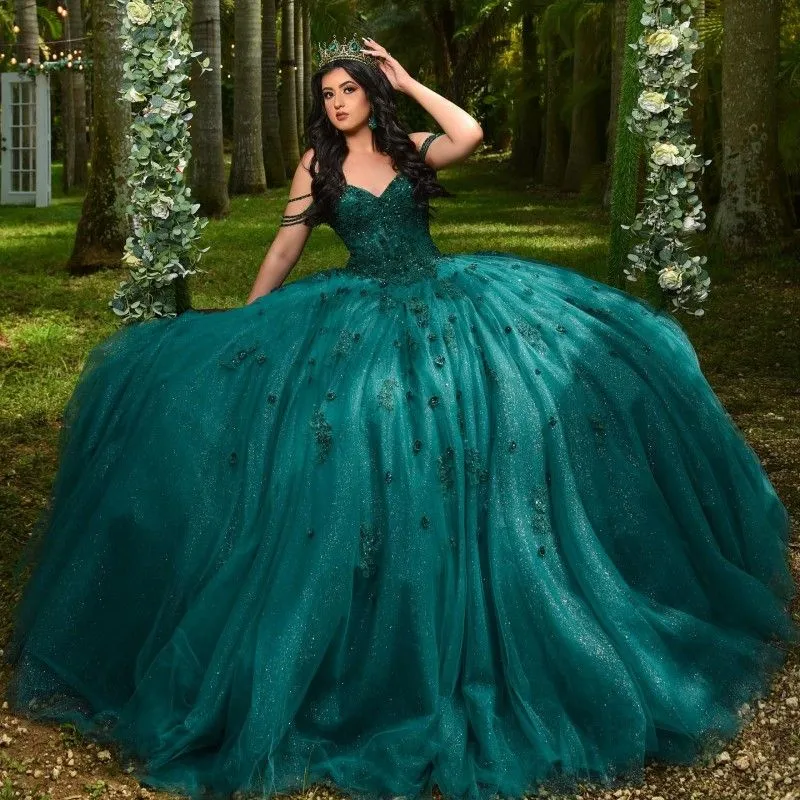 2024 Quinceanera klänningar Emerald Green Shiny Sequined Lace Applicants Crystal Pärlor från axelhandgjorda blommor plus storlek Formell party prom aftonklänningar