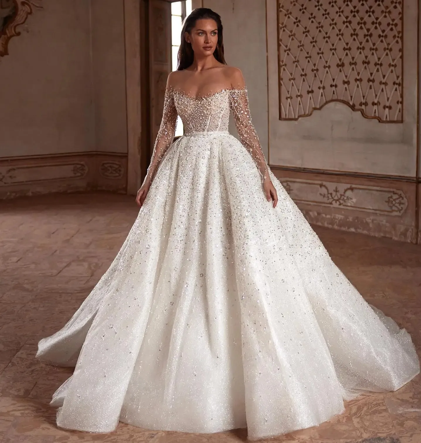 Abito da sposa di lusso con spalle scoperte 2024 Collo trasparente maniche lunghe Paillettes Perline A-line Corte dei treni Principessa Dubai Abiti da sposa Vestido De Novia