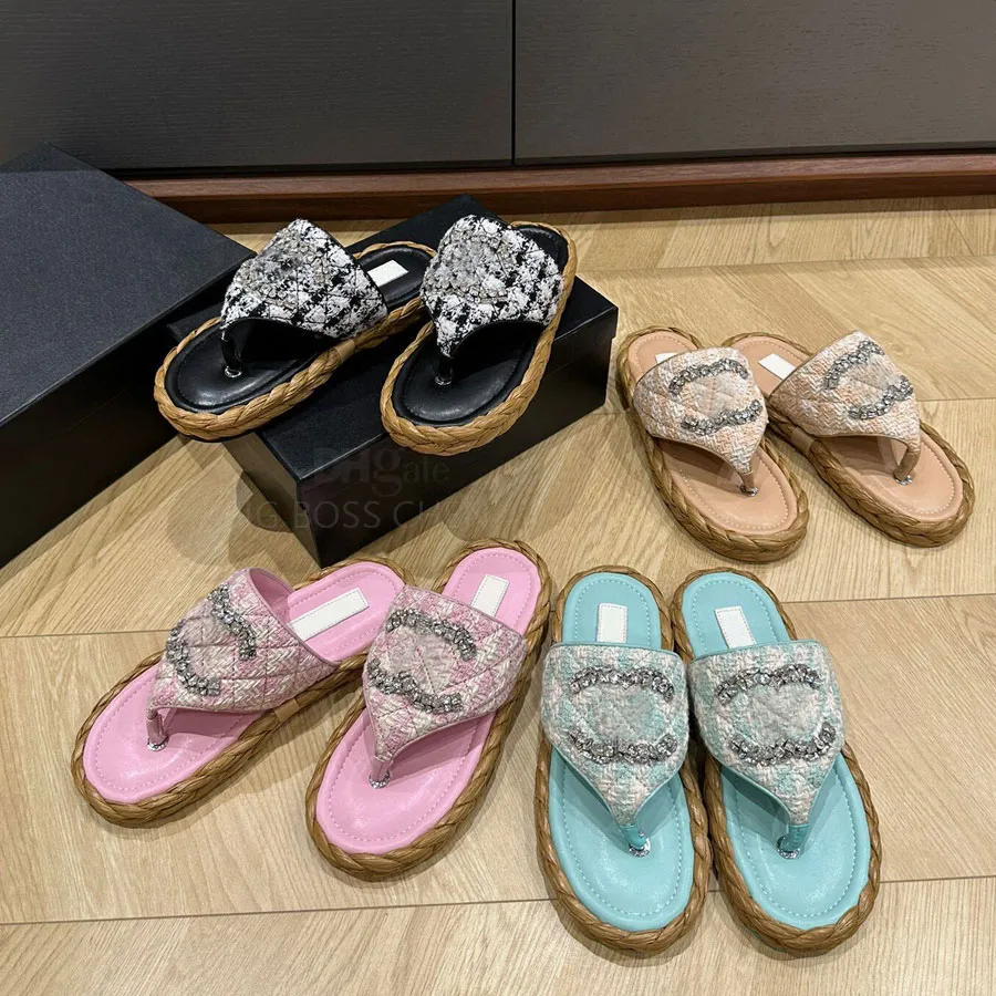 Toppkvalitet Rhinestone Letter Buckle Flat Slide Flip-Flops Ladie Patchwork Tyg Stråplattform Sandaler Lyxdesigner Slippare för kvinnor Holiday Beach Shoes