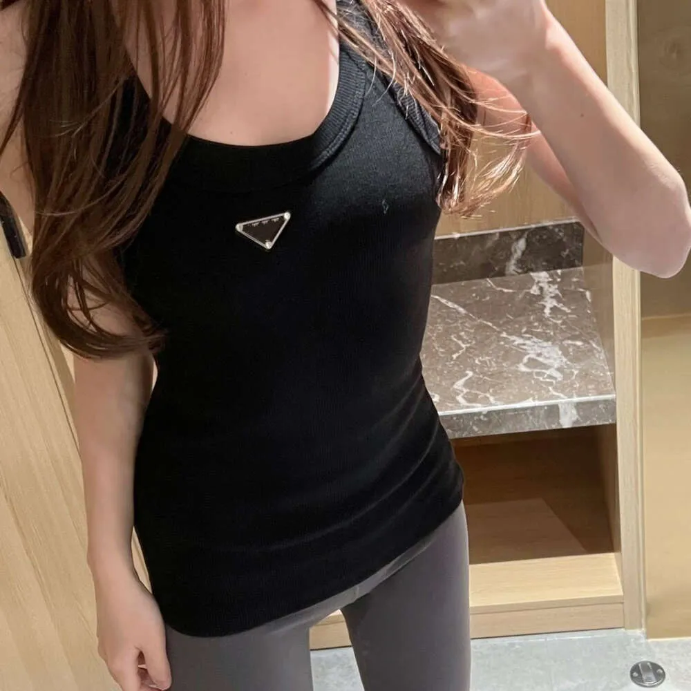 Spring Women Tops Tops Designer Vest Fashion Fashion Metal Triangle Label Graphic Botting Topting Casual Slimming Slipless Sports Sports