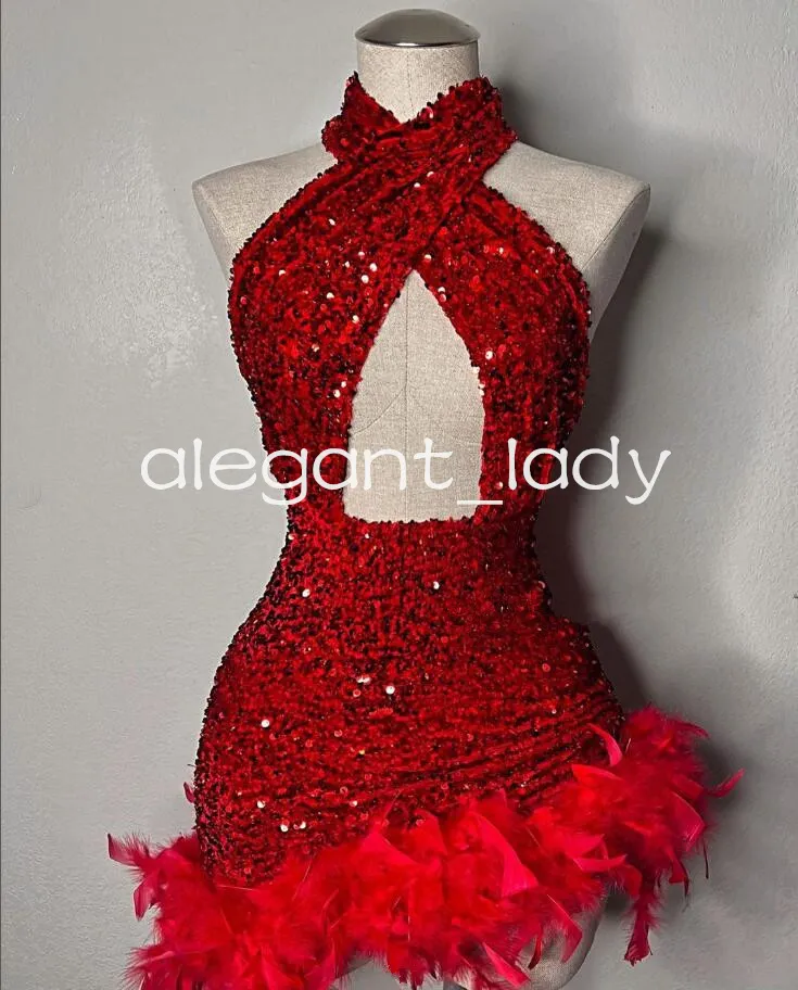 Bold vermelho brilhante mini vestidos de cocktail de noite para mulheres halter veludo pena festa de aniversário vestidos de formatura