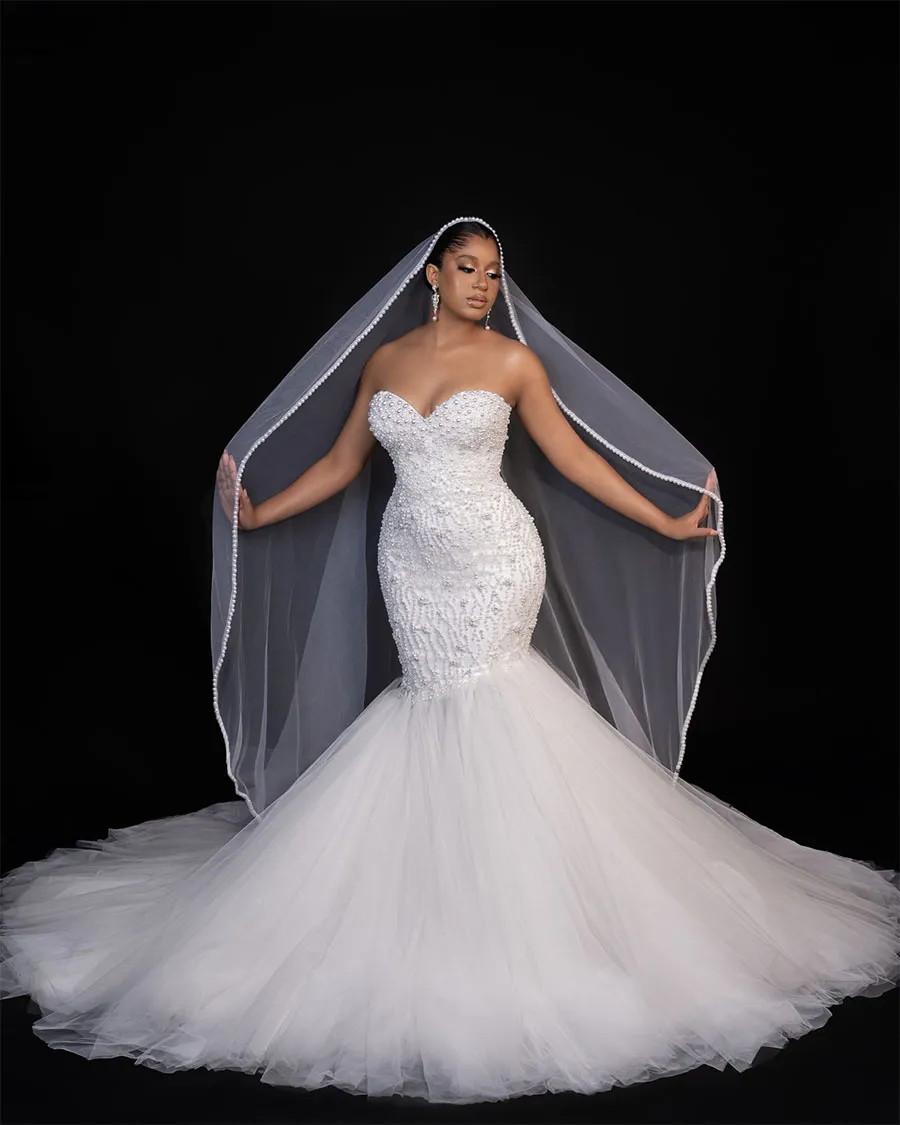 Sexy La sirena perfetta con esclusivo posizionamento manuale delle perle Sweethe e dettagli squisiti Abito da sposa in pizzo Treno fluente Arabo Aso Ebi per la sposa