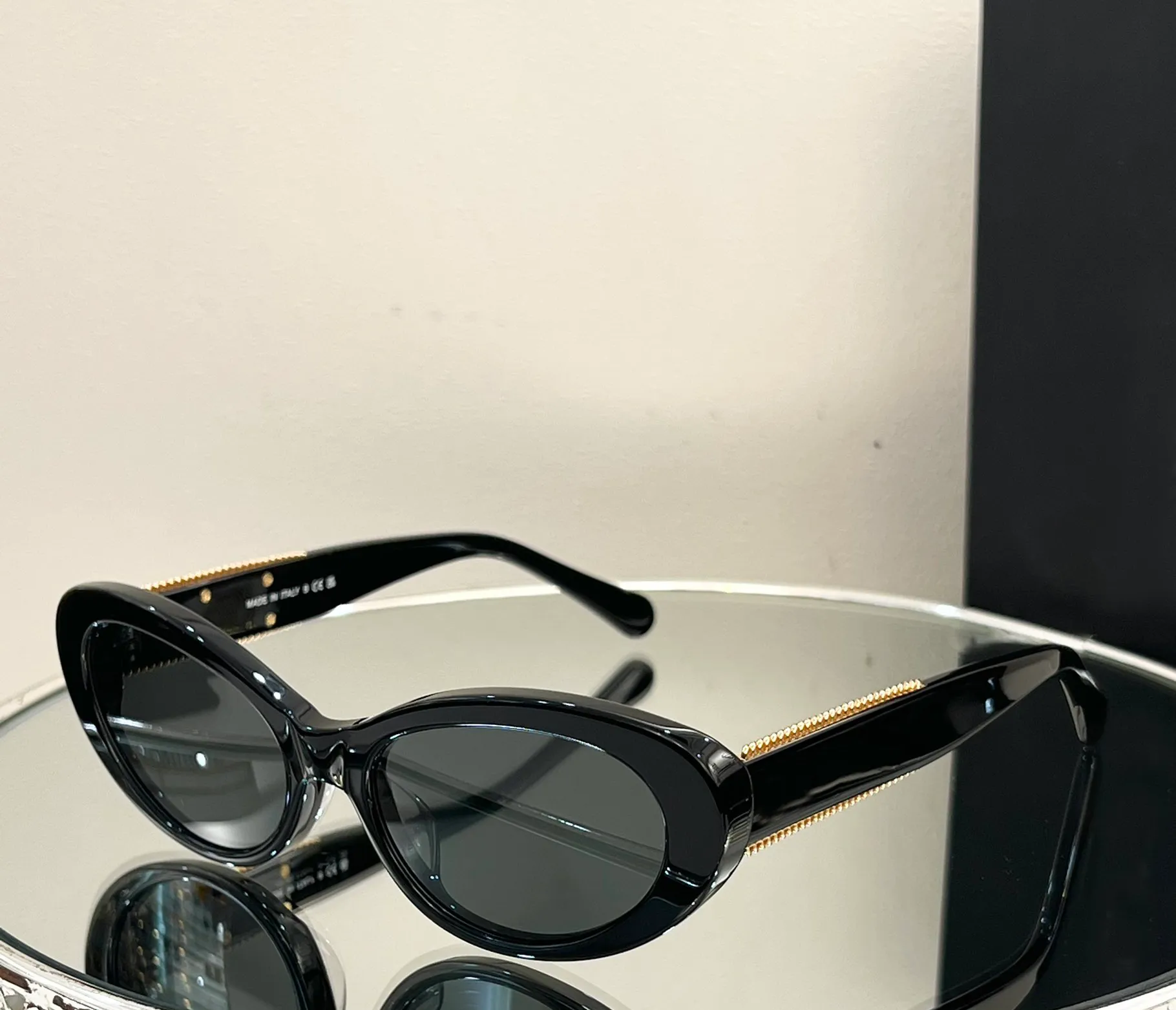 Kettingzonnebril Zwart/Grijs Rooklenzen Dames Luxe zonnebril Mode Zomer Sunnies Sonnenbrille UV-bescherming Brillen met doos