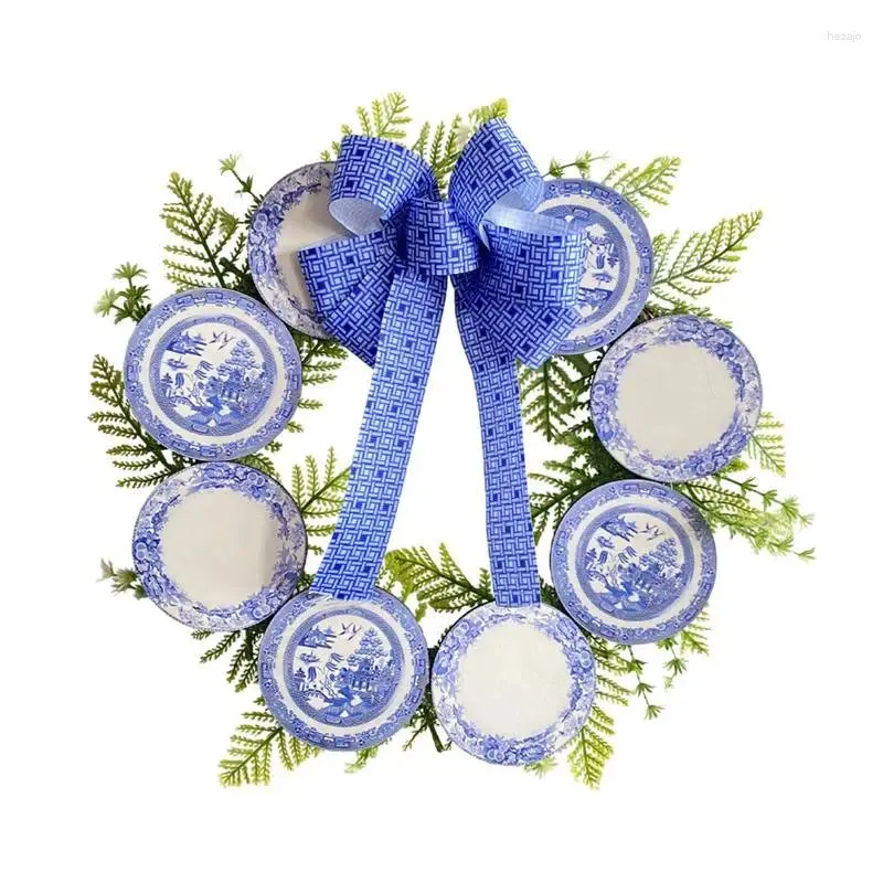 Couronne de fleurs décoratives bleues et blanches, porte d'hiver rustique de ferme de 15 pouces avec plaque en porcelaine, entrée de noël faite à la main
