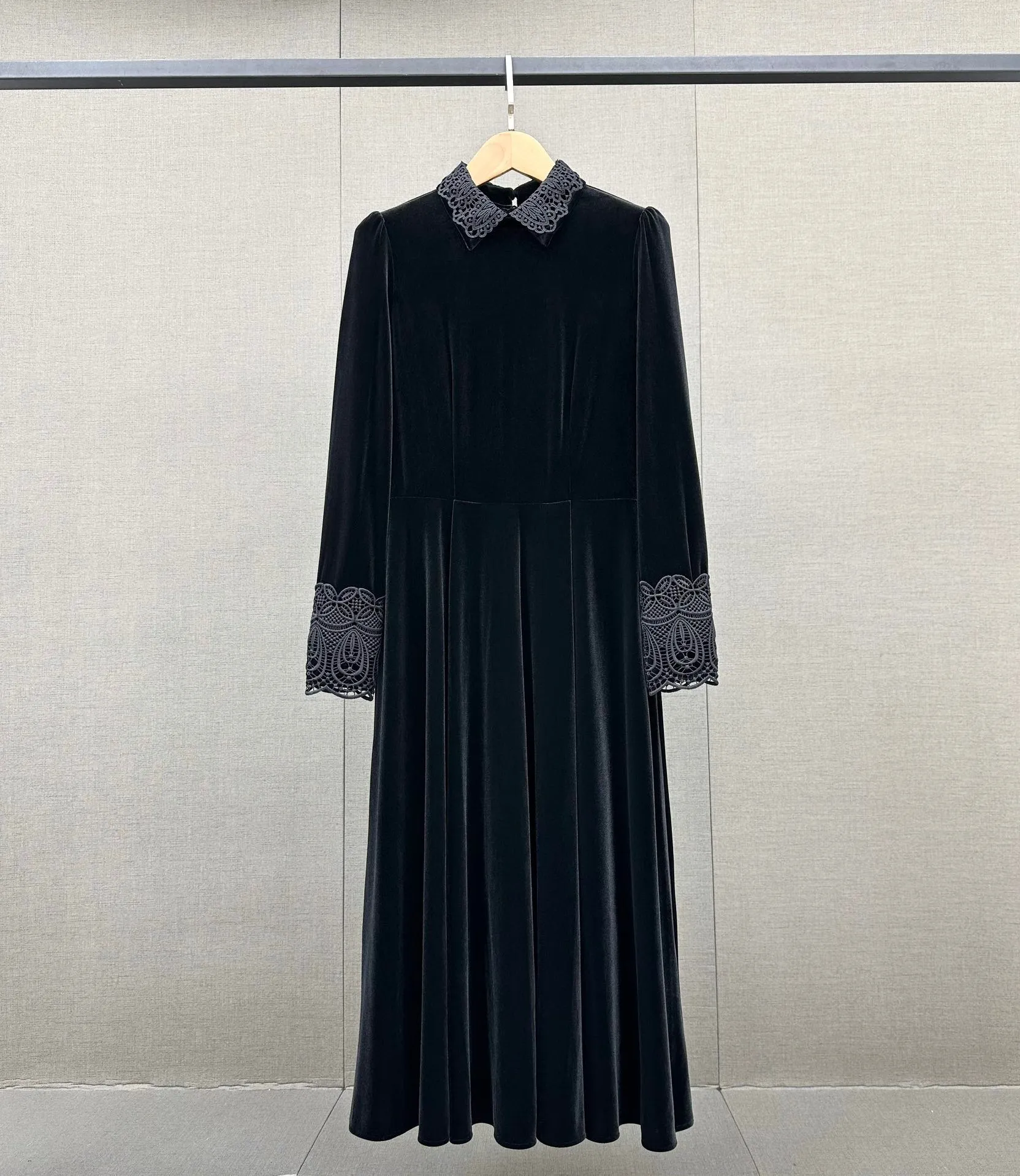 Langes Kleid, Runway-Kleider, europäischer Designer, luxuriös, neues schweres Industrie-gesticktes schwarzes Samtkleid