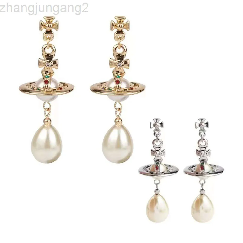 Designerin Viviane Westwoods Vivienen Kaiserinwitwe Viviennes dreidimensionale Saturn-Perlenohrringe und -Ohrringe aus Gold und Silber