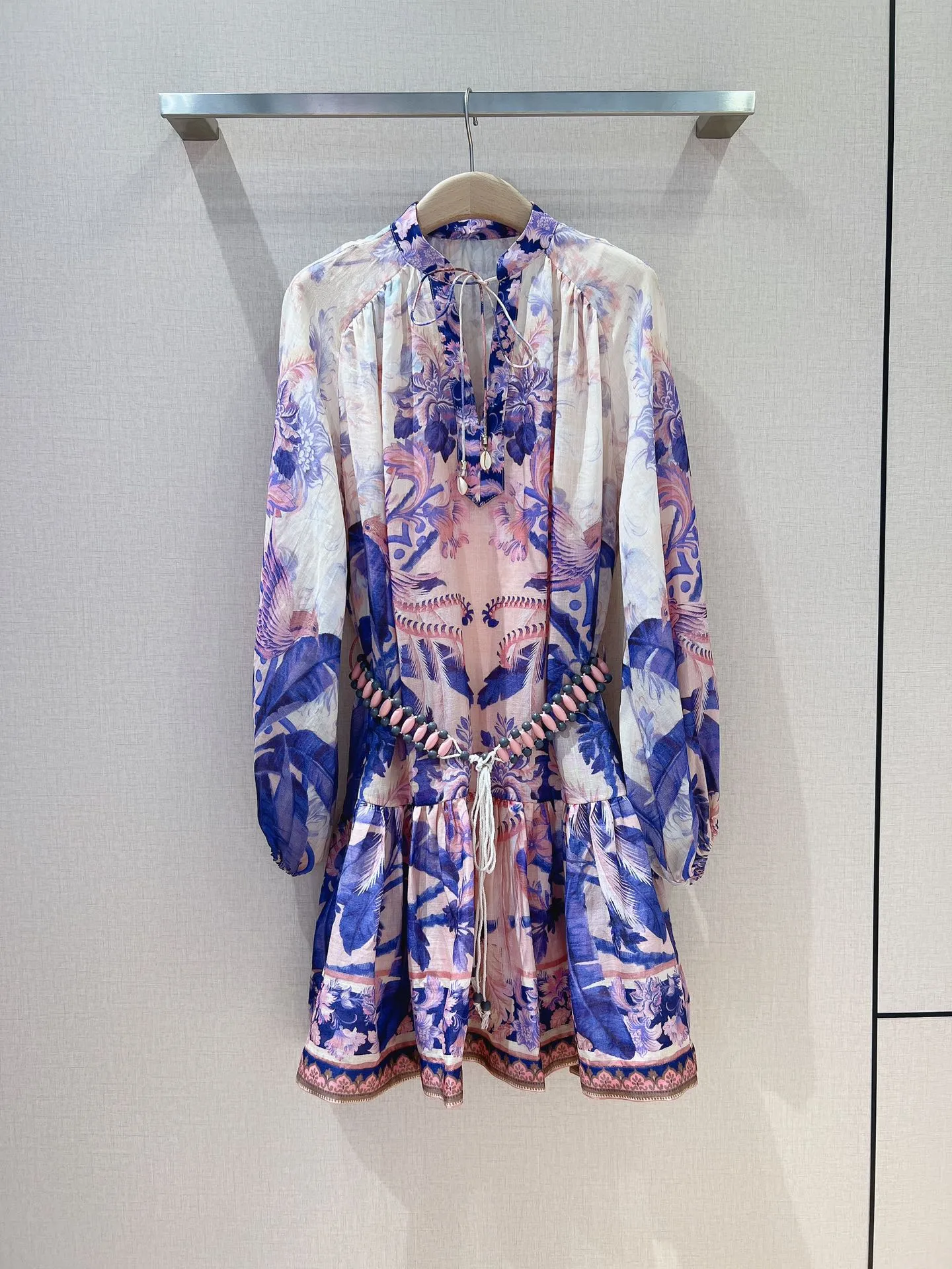 Robes de piste Tempérament V Stand Robe Designer européen Luxe Col Design Rêveur Violet Motif Imprimé Lanterne Manches Style