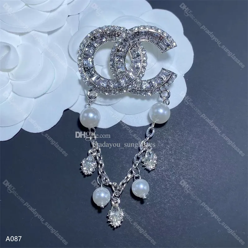 Klassische Perlenanhänger-Quastenbroschen, trendige Diamant-Buchstabenbroschen, einfache Stifte, Anzug-Frauen-Kristallbroschen