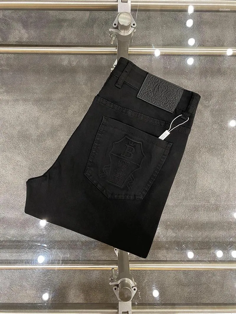 Jeans masculinos homens 2024 moda elástica preto bordado tamanho 29-40 reto longo fino ajuste pés calças personalizadas etiqueta de couro