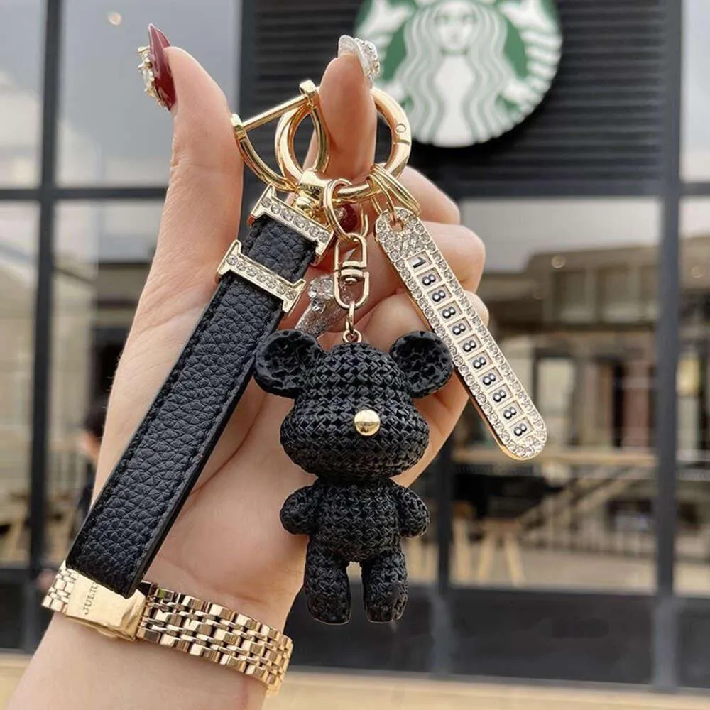 Keychains Lanyards Designer Key Chain Luxury Bag Charm Kvinnlig björn Key Ring Fashion Päls Boll Pendant Trendiga tillbehör Number Platta Kreativa utsökta Good11