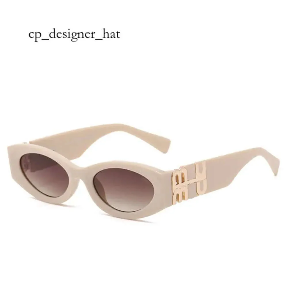 Miui Miui Lunettes de soleil Lunettes de soleil design pour femmes Personnalité Miroir Jambe Miui Lunettes Métal Grande Lettre Design Factory Outlet Promotionnel Spécial 7439 8911