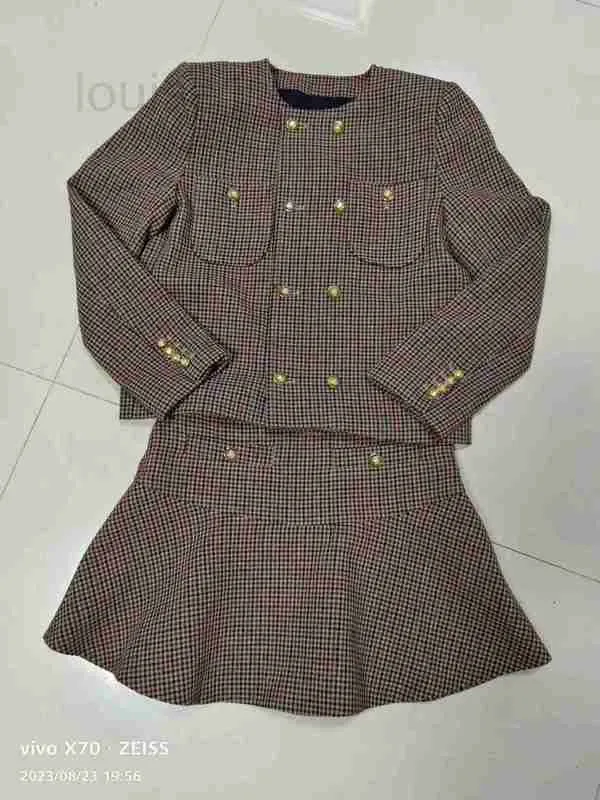 Kadın Ceketler Tasarımcı Markası CE23 Bin Kuş Grid Çift Sıralı Metal Toka İki Cep Yuvarlak Boyun Kısa Ceket Fırfır Kenarı Yarım Etek Seti H6YB