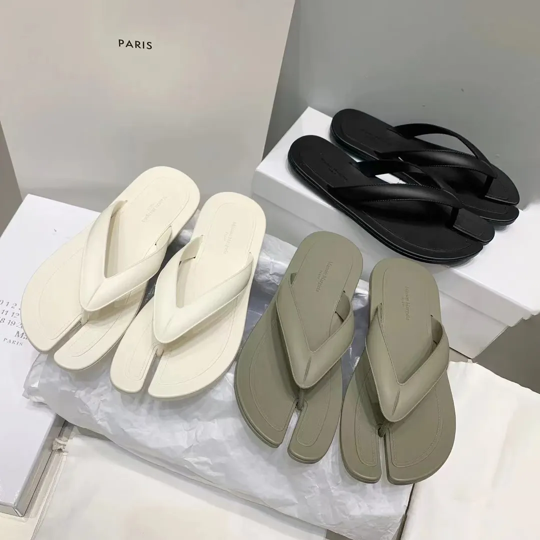 Tabi Sandal Lüks Tasarımcı Ayakkabı Seyahat Taşırsatı Flip Flip Flipler Siyah Beyaz Düz Margiela Erkek Kadın Kaydırıcılar Yaz Plaj Havuzu Sıradan Ayakkabı Slide Açık Spor Sişman