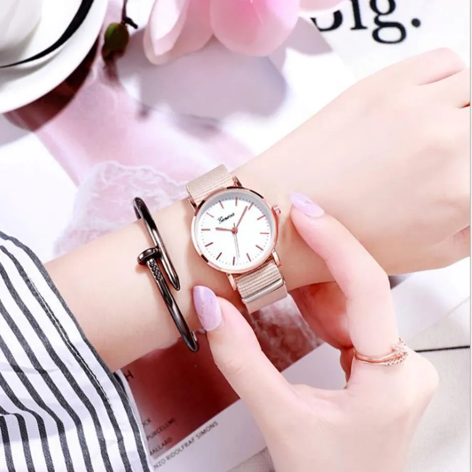 Wygodne nylonowe kwarc kwarcowy zegarek żeńska prosta świeża dziewczyna zegarki analogowe klasyczne damskie zegarek
