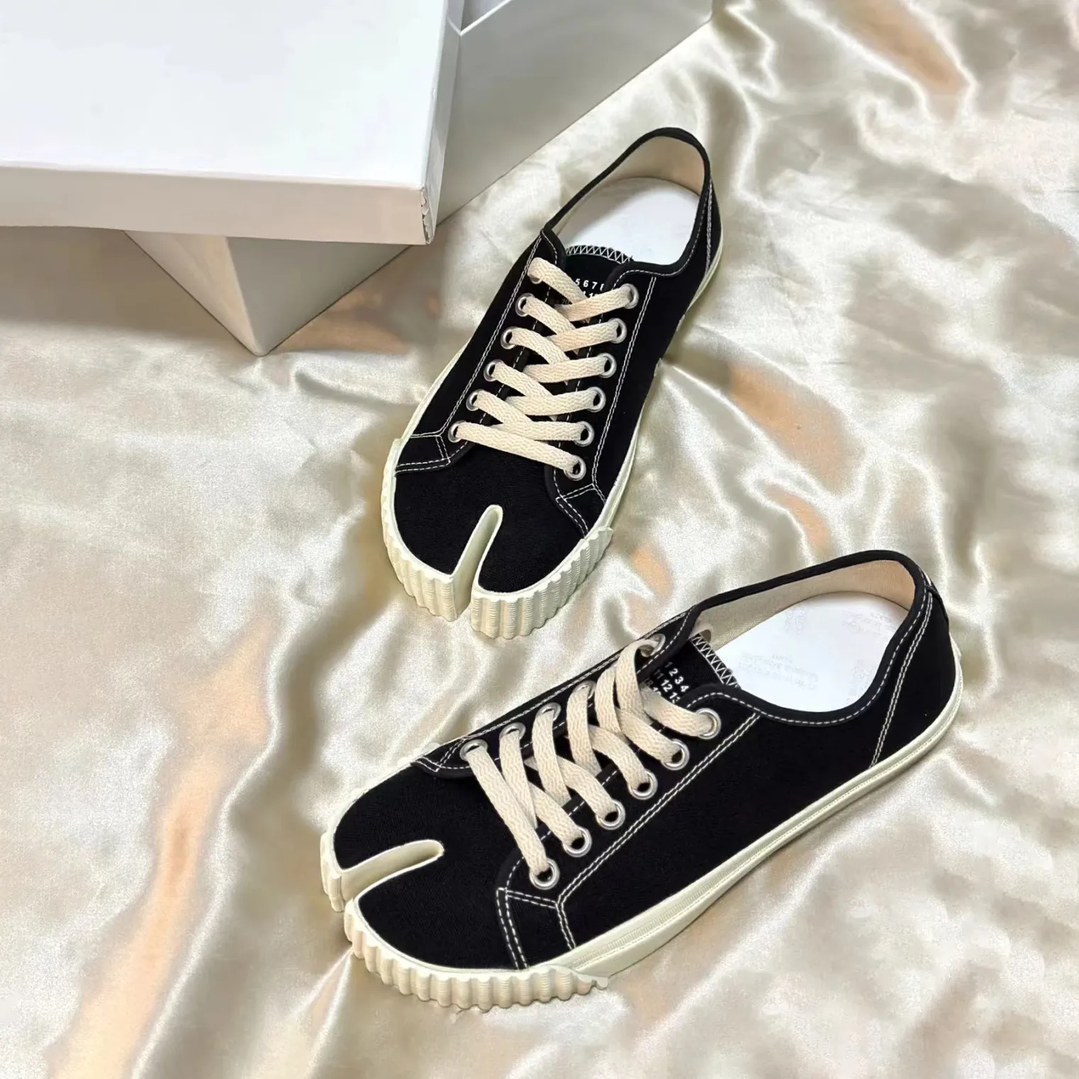 Casual Maisons Scarpe basse da donna Tabi Sneakers Kid Tennis Run Margiela Scarpe firmate di moda Tela piatta Viaggi all'aperto Uomo Lady Hike Mocassino Scarpe da ginnastica s