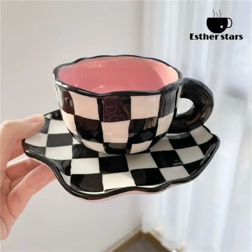 Handmålade keramiska muggar Personligt schackbräde Original Design Coffee Cup Saucer för temjölk Creative Gifters Handle Drinkware 2209f