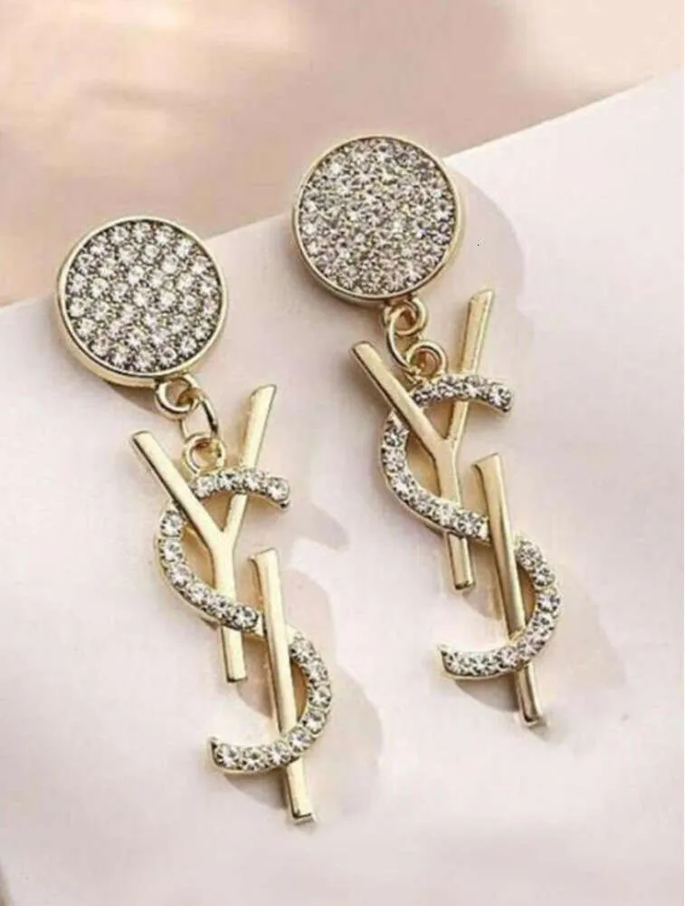 2024 Mode Femmes Designer Boucles d'oreilles Ear Stud Marque 18K Plaqué Or Designers Géométrie Lettres Boucle d'oreille en cristal Bijoux de fête de mariage Style classique AAa