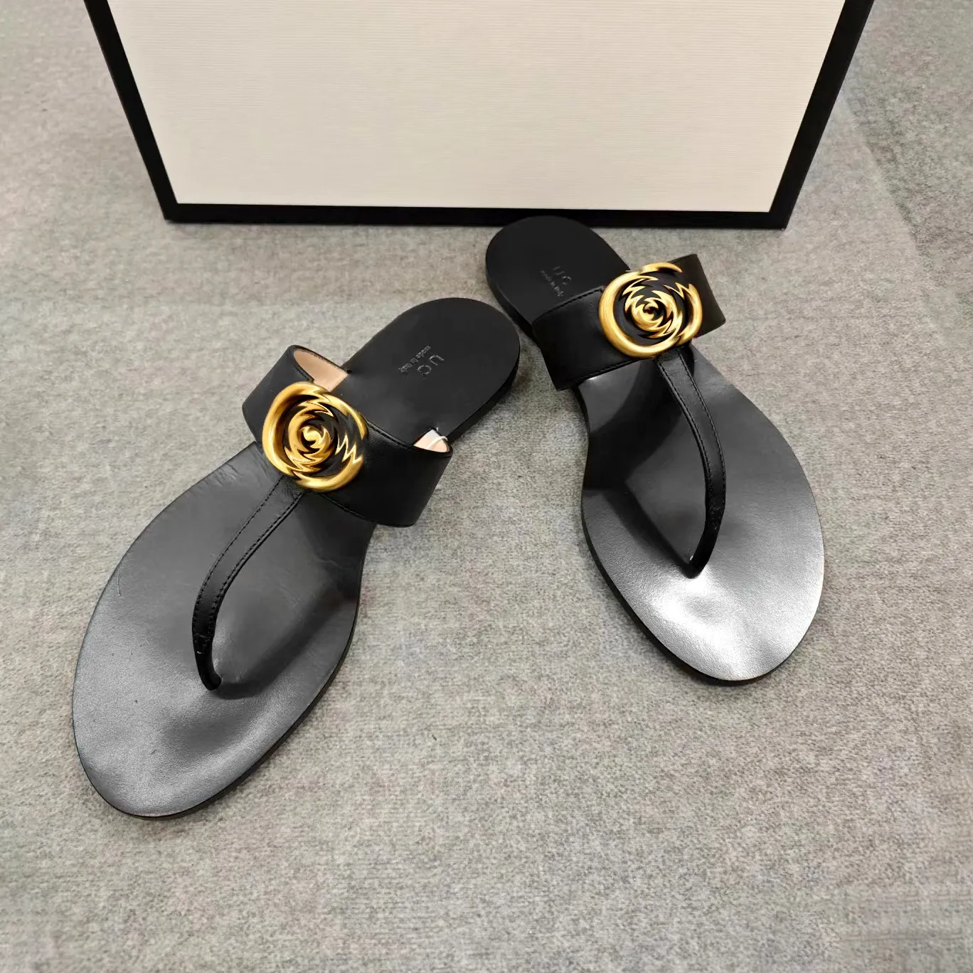 Pantoufle de qualité supérieure Summer Beach Slide Flip Flops Hommes Casual Chaussures Voyage Plat Luxe Designer Sandal Femmes Noir Blanc Véritable String en cuir avec boîte Mule Sliders