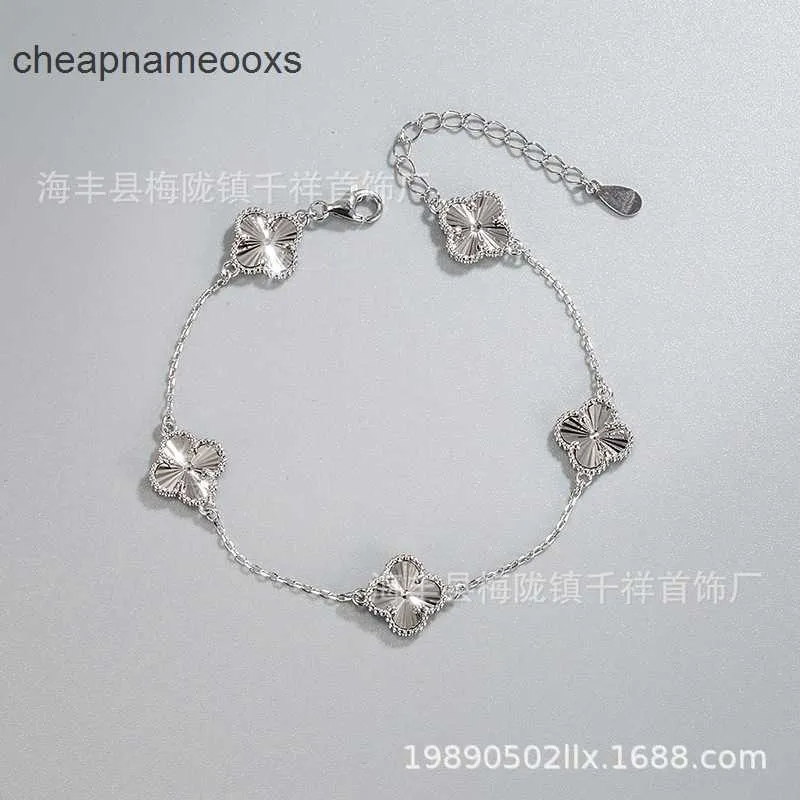 Original 1to1 Van C-A Bonne chance du Nouvel An S925 Bracelet en argent sterling Laser Lucky Quatre feuilles d'herbe Cinq fleurs pour les étudiantes AFMT8TCO