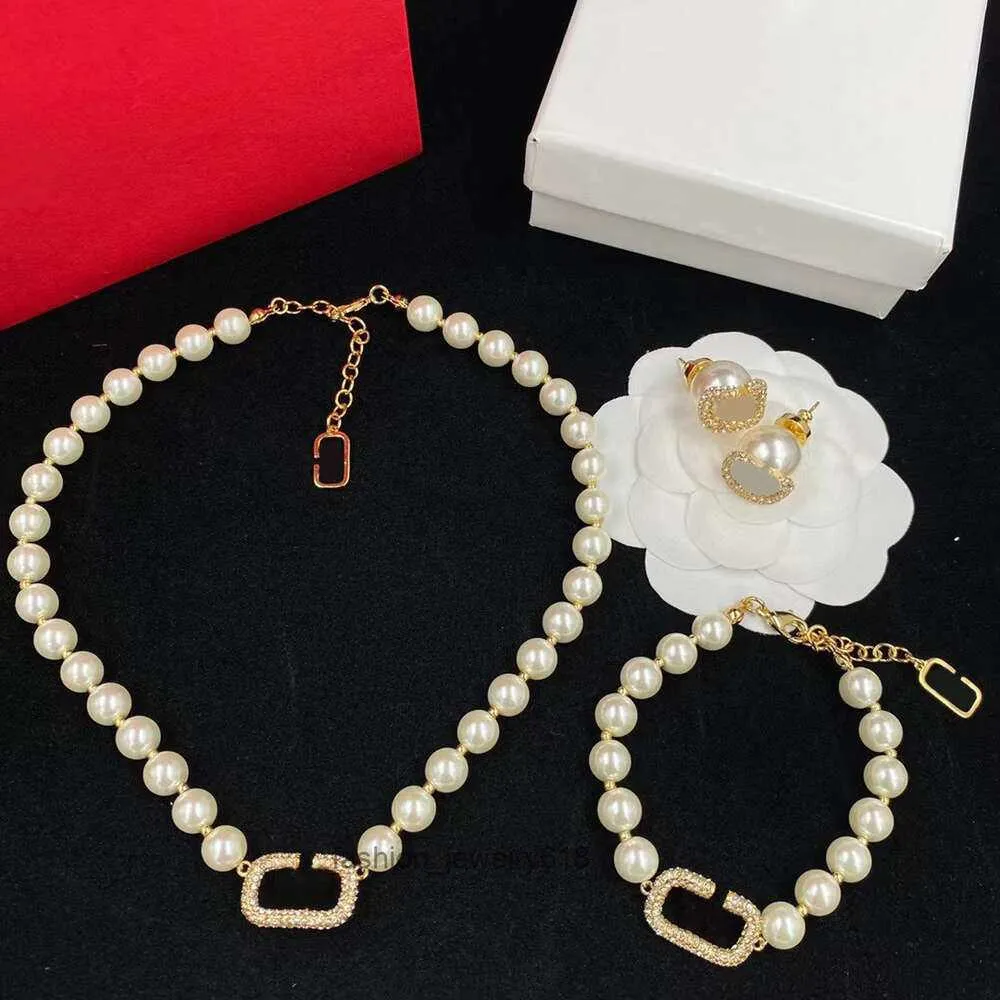 Luxury Necklace bracelet earrings set designer pearl necklace Luxury brand letter V charm necklace for women wedding jewelry set