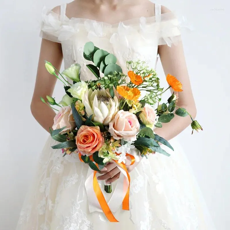 Kwiaty ślubne popodion panna młoda trzymająca bukiet bukiety ślubne ślub90626