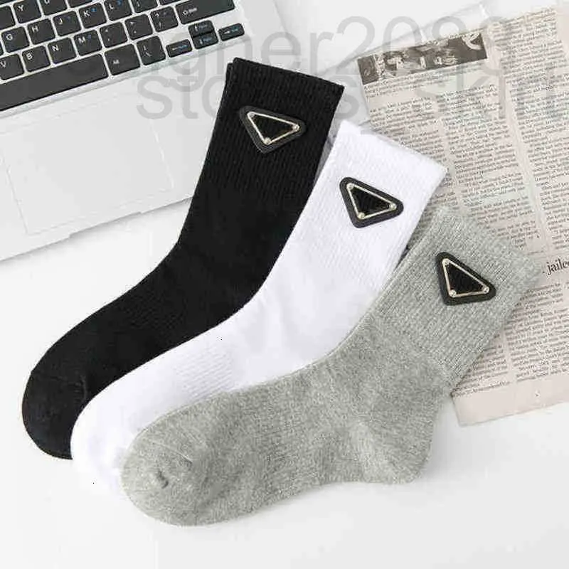 Erkek çorap tasarımcısı çorap lüks klasik mektup üçgen moda demir standart saf pamuk yüksek tüp 3 çift ot elit c6ct