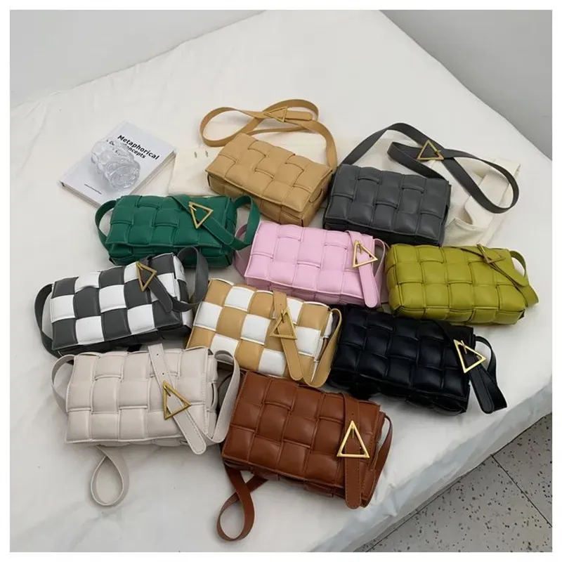 Designer kvinnor crossbody väska vävd väska kamera handväska läder klaff kors kropp axel väska lyx handväska kvinnliga väskor lapptäcke färg färg