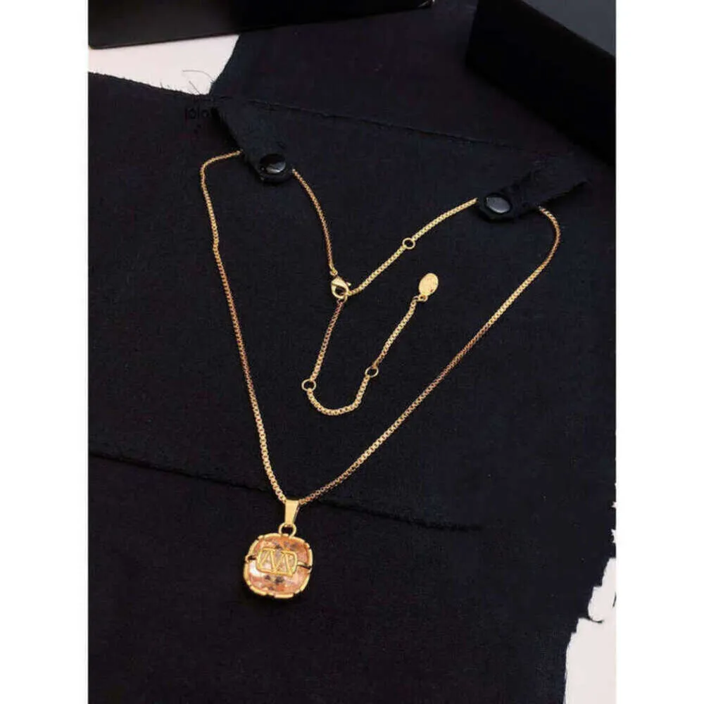 Top Quality Luxury Lock Necklaces Pendants Fashion Simple V Necklaces Classic Style Designer Valentinolies Jewelry MP9B