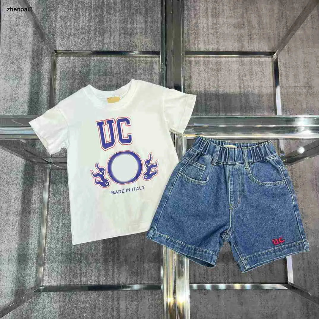 Tute sportive per bambini di lusso firmate Set di t-shirt estive Taglia 100-160 bambino Tinta unita Manica corta e pantaloncini in denim con logo ricamato Jan20