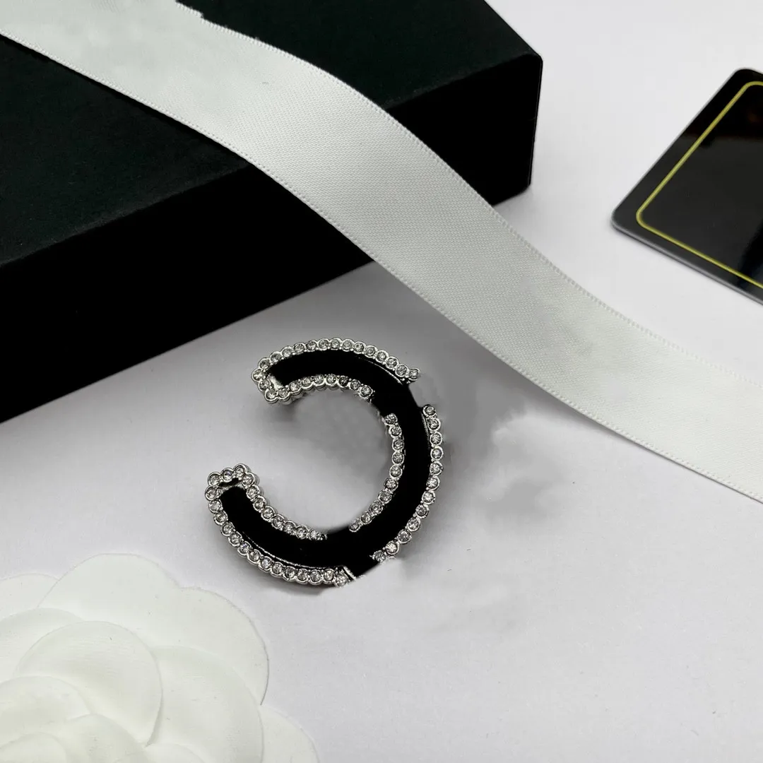 Spilla di lusso dal design nero Spilla con diamanti per donna Fornitura di accessori per spille regalo selvaggio