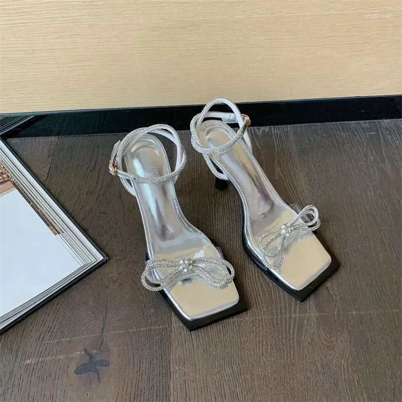 Дизайнерские сандалии Sandalias De Mujer, женская обувь на высоком каблуке с квадратным носком и кристаллами, однотонная однотонная лаконичная обувь с одним ремешком сзади